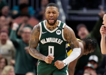 Giannis Antetokounmpo no Milwaukee Bucks pela NBA.