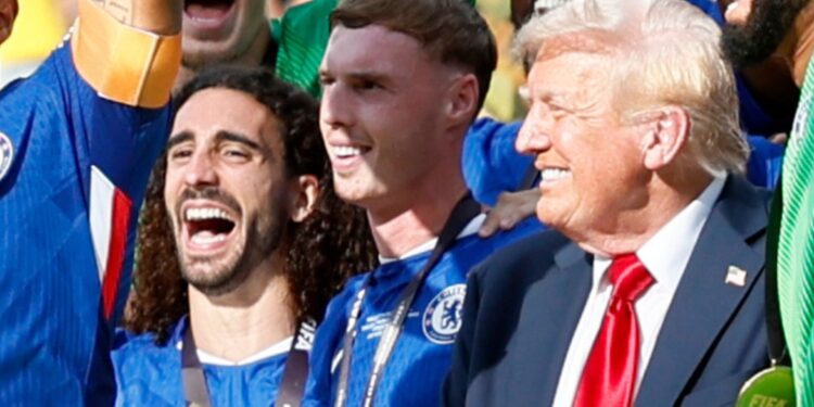 Cucurella, Cole Palmer e Trump.
