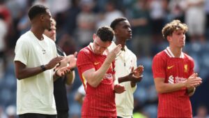 Liverpool vence amistoso com homenagem a Diogo Jota.