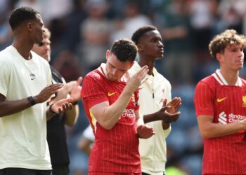Liverpool vence amistoso com homenagem a Diogo Jota.