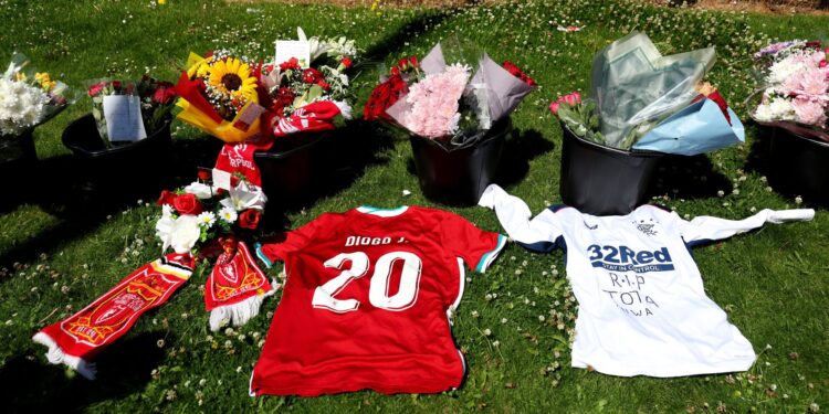 Fãs homenageiam Diogo Jota em Anfield.