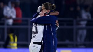 Wesley e Filipe Luís.