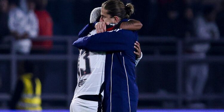 Wesley e Filipe Luís.