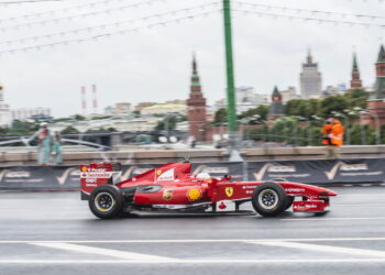 Carro de Fórmula 1 na chuva - Créditos: depositphotos.com / MKolesnikov