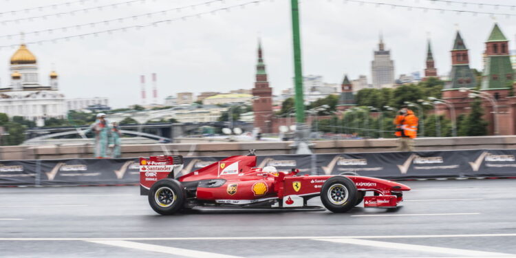 Carro de Fórmula 1 na chuva - Créditos: depositphotos.com / MKolesnikov
