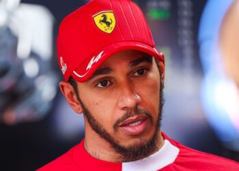 Hamilton não está nada feliz com o carro da Ferrari