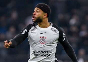 Corinthians marca e vence Palmeiras na Copa do Brasil.