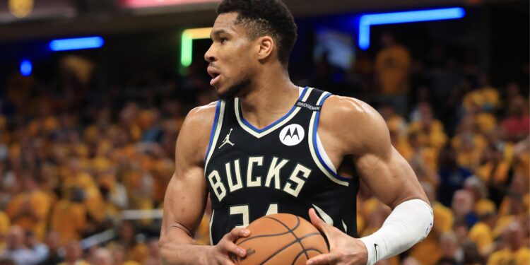 Giannis Antetokounmpo, craque dos Bucks pela NBA.