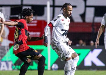 Neymar em ação pelo Santos contra o Sport