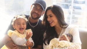 Neymar posou ao lado das filhas e de Bruna Biancardi