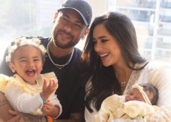 Neymar posou ao lado das filhas e de Bruna Biancardi