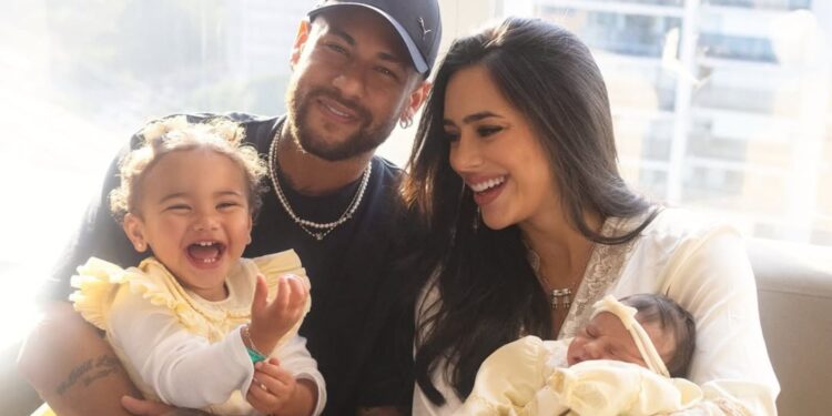 Neymar posou ao lado das filhas e de Bruna Biancardi