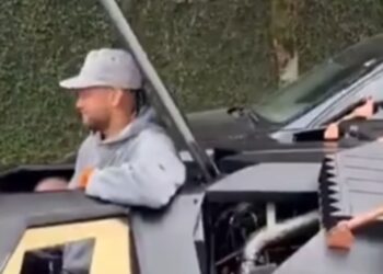 Neymar em seu Batmóvel