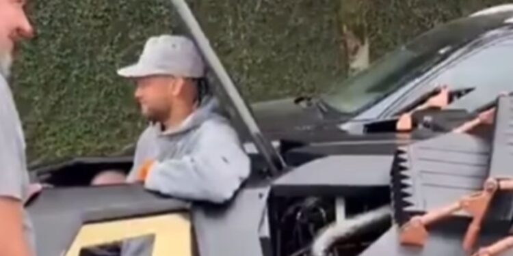 Neymar em seu Batmóvel