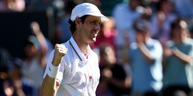 Nicolás Jarry em ação em Wimbledon