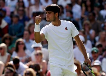 Oliver Tarvet x Alcaraz em Wimbledon.