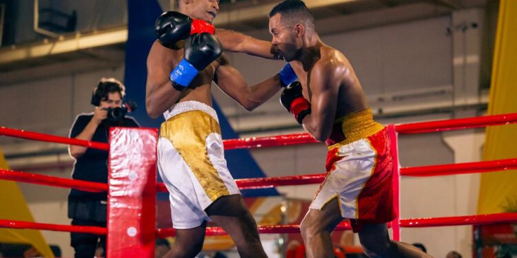 Pendragon tenta o golpe: lutador vai desafiar Popózinho, atual campeão super pena, na estreia da Outboxing Fight Night - Foto: Divulgação