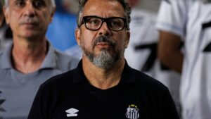 Cléber Xavier, técnico do Santos.