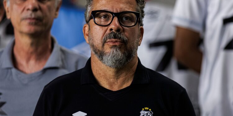 Cléber Xavier, técnico do Santos.