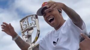 Felipe Gustavo é campeão da SLS em Brasília.