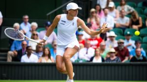 Iga Swiatek vence mais uma em Wimbledon.
