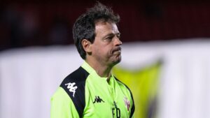 Vasco entra em campo sob o comando de Fernando Diniz