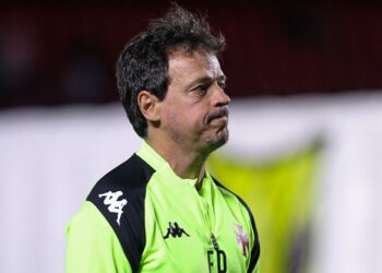 Vasco entra em campo sob o comando de Fernando Diniz