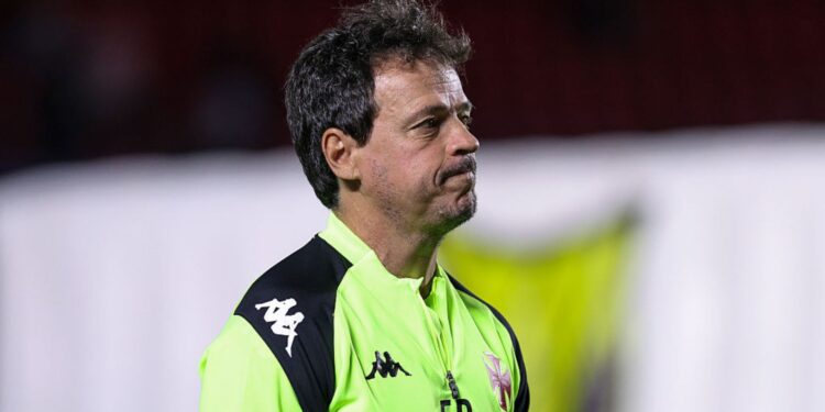 Vasco entra em campo sob o comando de Fernando Diniz