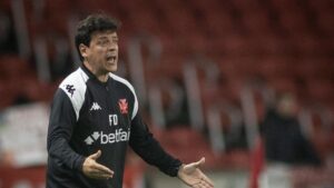 Vasco tenta se firmar sob o comando de Diniz