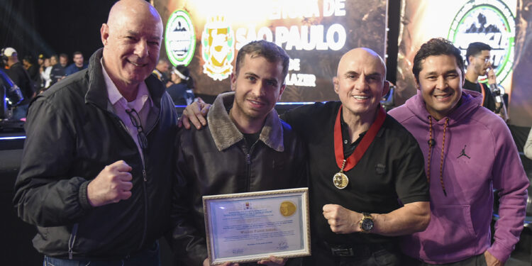 O Prefeito de Itu Herculano Passos, o vereador de Sorocaba Italo Moreira, Wallid Ismail e o vereador de São Paulo George Hato durante o Jungle Fight 138 - Foto: Carlos Ventura