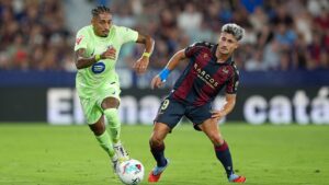 Levante x Barcelona: Raphinha disputando bola
