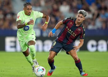 Levante x Barcelona: Raphinha disputando bola