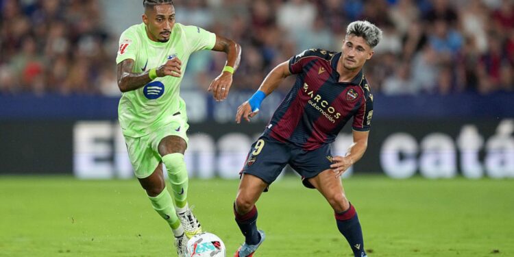 Levante x Barcelona: Raphinha disputando bola