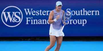 Swiatek durante partida contra Paolini pelo Masters de Cincinnati
