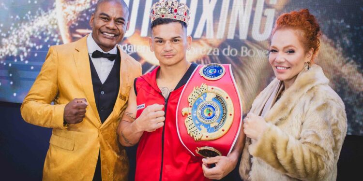 Wallace e Patricia posam com Popozinho, vencedor da luta principal da noite de gala do Outboxing Fight Night 1 - Foto: Priscila Tessarini