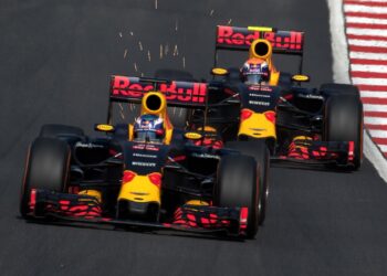 Como os patrocinadores da F1 mudam o nome das equipes