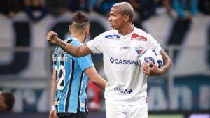 Deyverson durante jogo do Fortaleza contra o Grêmio
