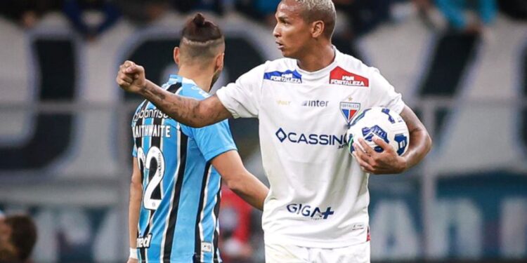 Deyverson durante jogo do Fortaleza contra o Grêmio