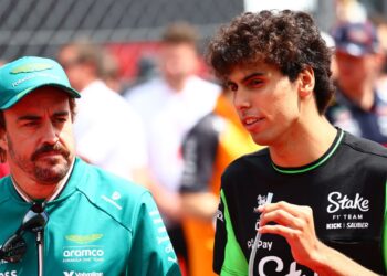 Fernando Alonso e Gabriel Bortoleto no GP da Hungria.