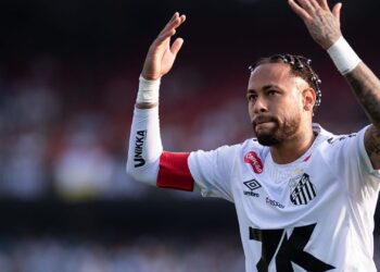 Neymar com a camisa do Santos