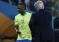 Vini Jr. cumprimentando Carlo Ancelotti