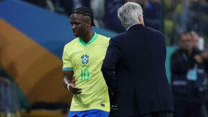 Vini Jr. cumprimentando Carlo Ancelotti