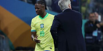 Vini Jr. cumprimentando Carlo Ancelotti