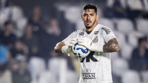 João Paulo em aquecimento pelo Santos