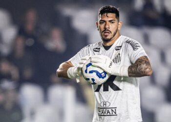 João Paulo em aquecimento pelo Santos