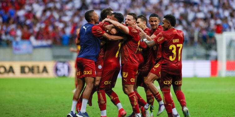 Jogadores do Bahia comemorando vitória sobre o Santos pelo Brasileirão