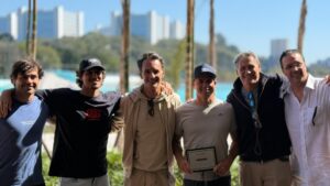 Gabriel Medina e Kelly Slater se reúnem.