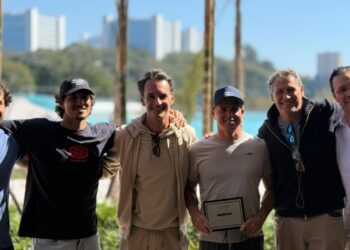 Gabriel Medina e Kelly Slater se reúnem.
