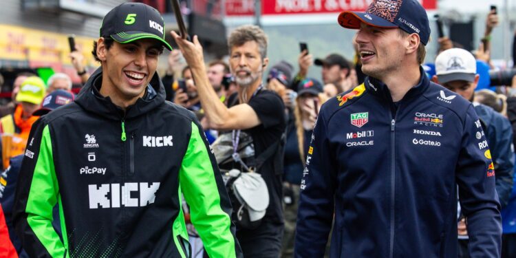 Gabriel Bortoleto e Max Verstappen na F1.