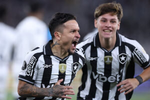 Artur comemorando gol do Botafogo contra a LDU